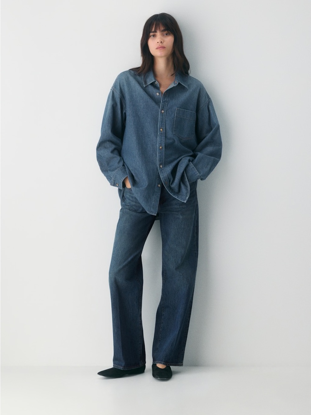 Aritzia 	Denim Forum
THE '80S COMFY DENIM SHIRT - Picture 2 of 4